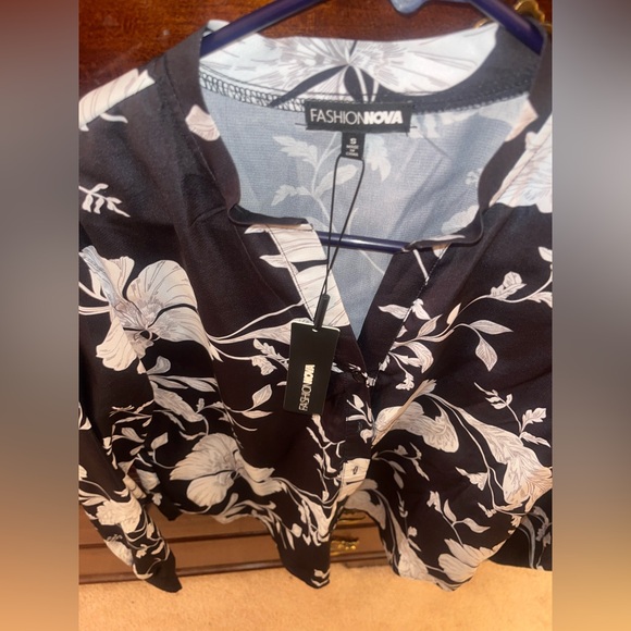 *BRAND NEW/ UNUSED* Women’s FashionnFloral Emotions Button Down Black Top- Small - Picture 9 of 11